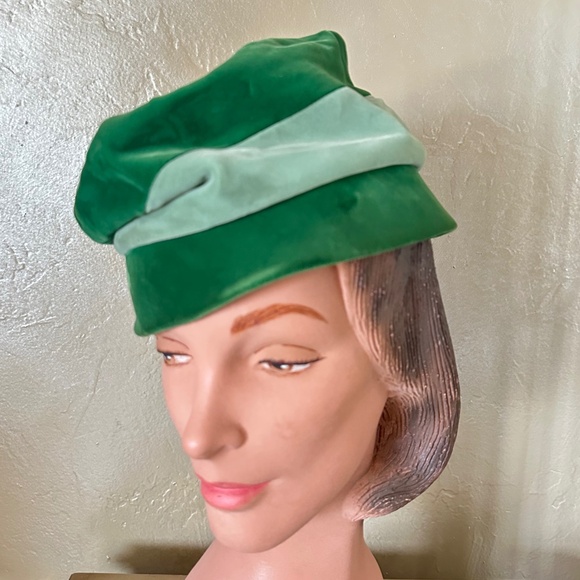 QUIRKY 1960\'s TWO-TONE GREEN VELOUR FLEXIBLE HAT WITH BUTTON AT TOP main image 7